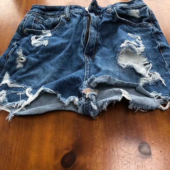 American Eagle size 2 Jean shorts- fun shorts to wear for those long summer days - Picture 1 of 9